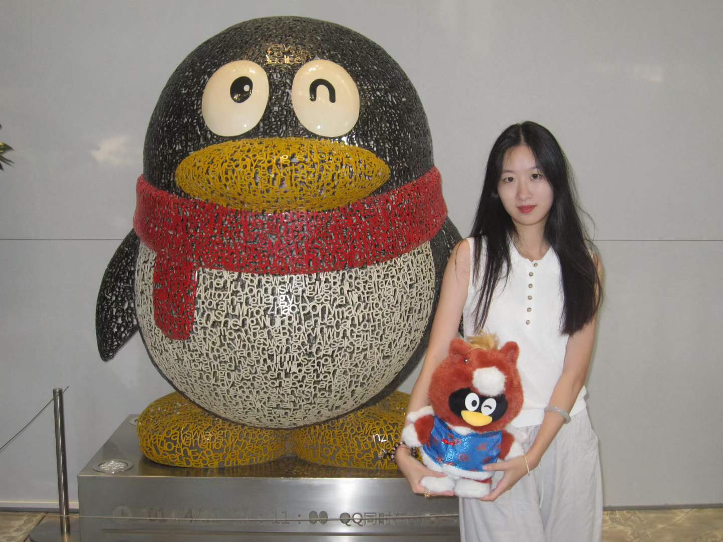 金坤妍与QQ企鹅合影